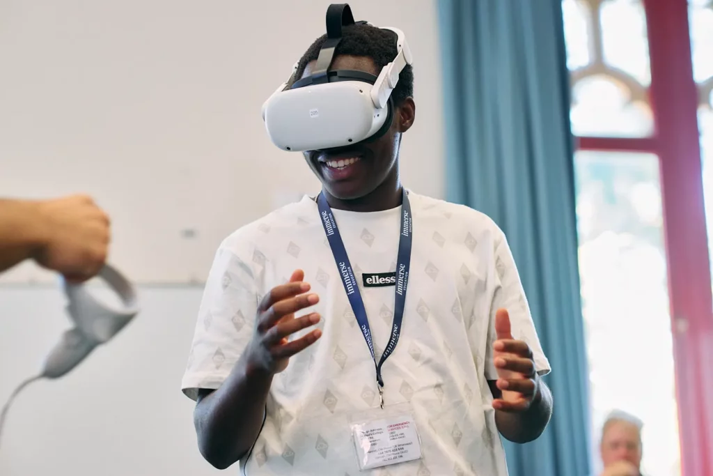 A student wearing a virtual reality headset on a medicine group field trip.
