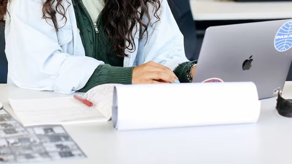 15 Creative Writing Summer Programs in the UK for High School Students 3