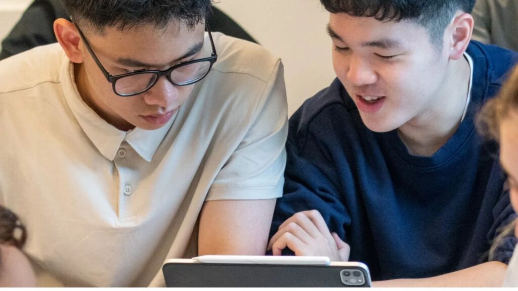 15 Business Management Courses in the UK for High School Students 3